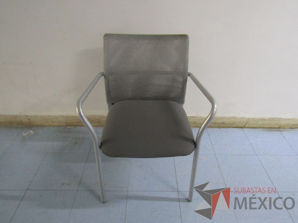 Lote 018 - 2 Sillas fijas con patas metálicas, respaldo en malla y asiento en tela color gris - Imagen 3