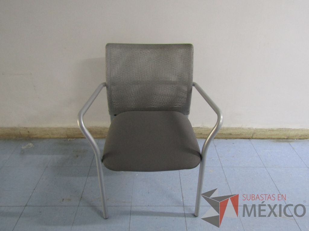 Lote 018 - 2 Sillas fijas con patas metálicas, respaldo en malla y asiento en tela color gris - Imagen 4