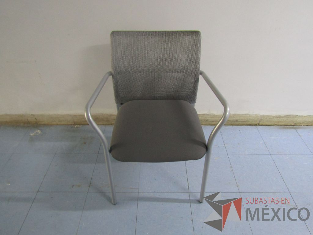 Lote 018 - 2 Sillas fijas con patas metálicas, respaldo en malla y asiento en tela color gris