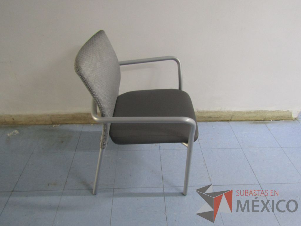 Lote 018 - 2 Sillas fijas con patas metálicas, respaldo en malla y asiento en tela color gris - Imagen 5
