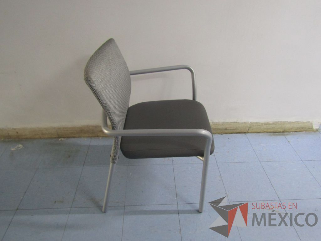 Lote 018 - 2 Sillas fijas con patas metálicas, respaldo en malla y asiento en tela color gris - Imagen 6