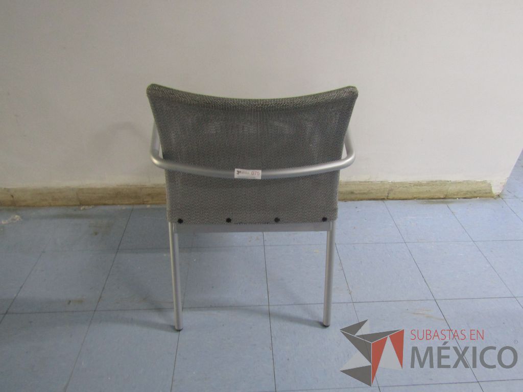Lote 018 - 2 Sillas fijas con patas metálicas, respaldo en malla y asiento en tela color gris - Imagen 7