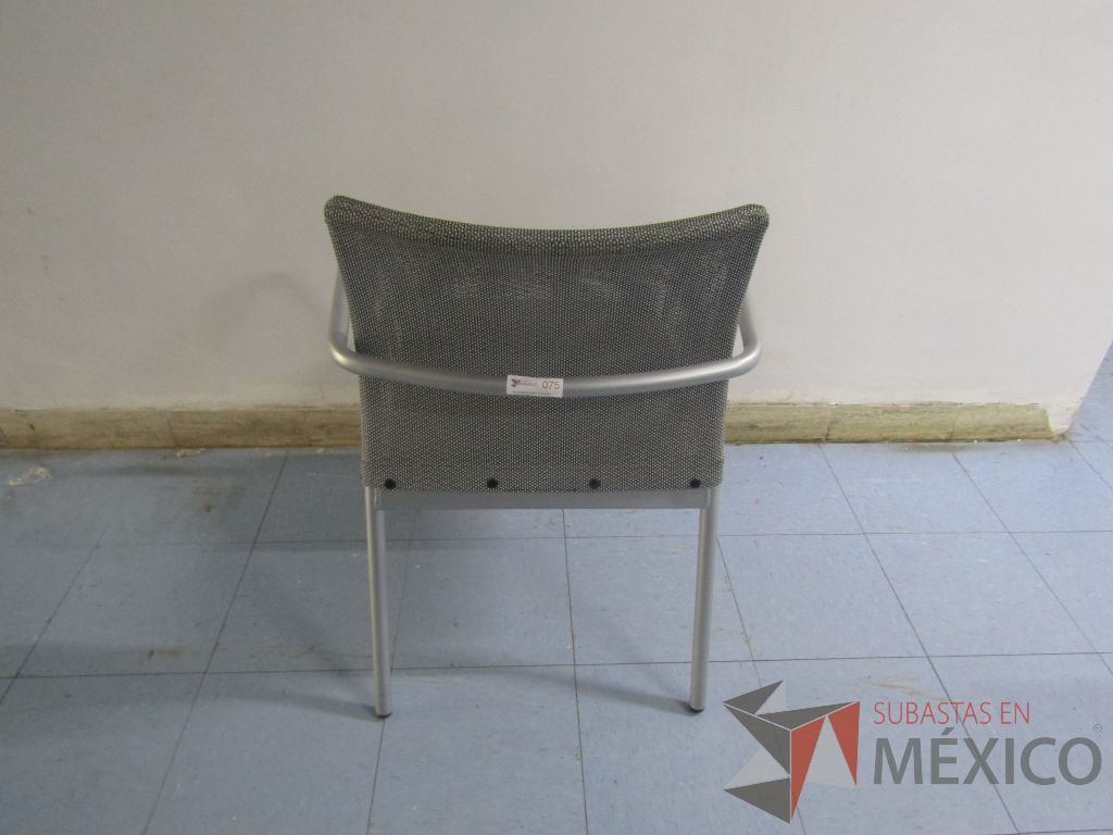 Lote 018 - 2 Sillas fijas con patas metálicas, respaldo en malla y asiento en tela color gris - Imagen 8