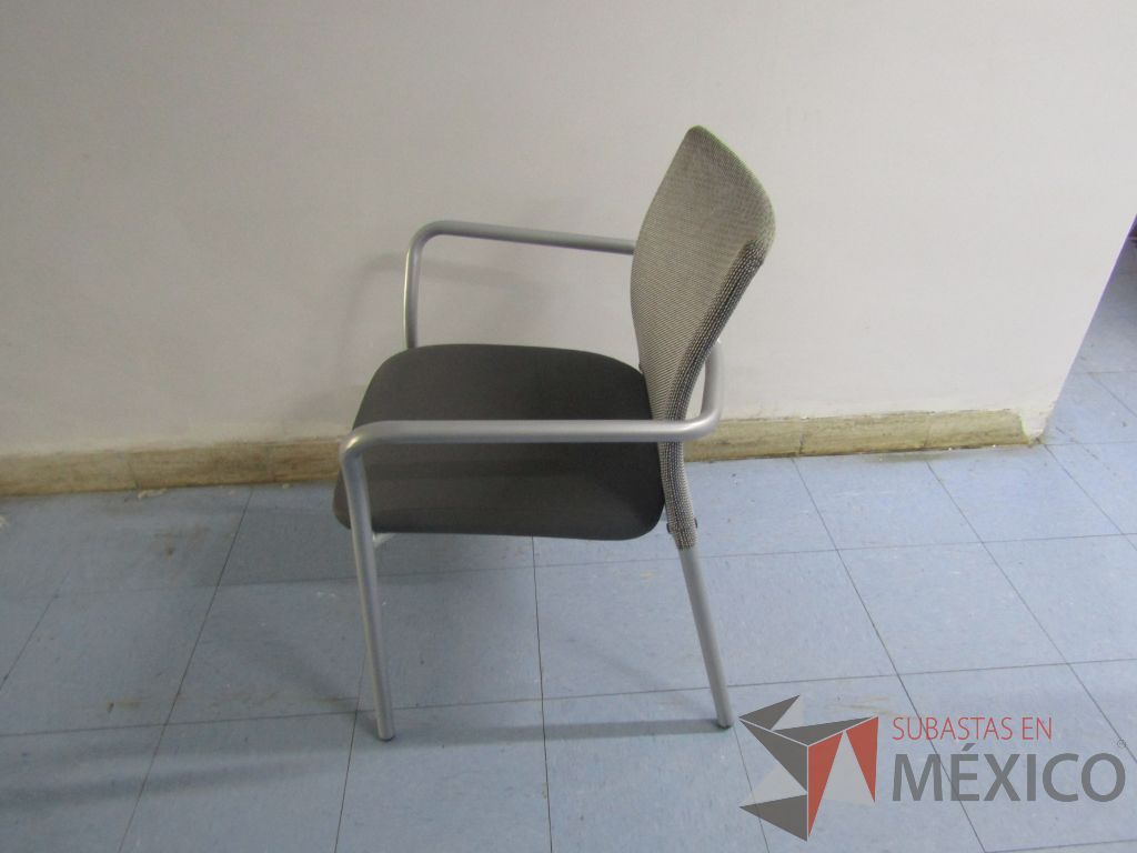 Lote 018 - 2 Sillas fijas con patas metálicas, respaldo en malla y asiento en tela color gris - Imagen 9
