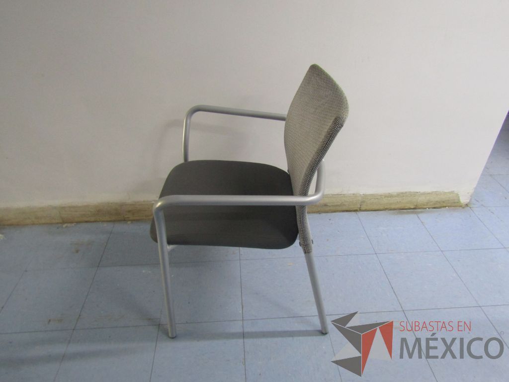 Lote 018 - 2 Sillas fijas con patas metálicas, respaldo en malla y asiento en tela color gris - Imagen 10