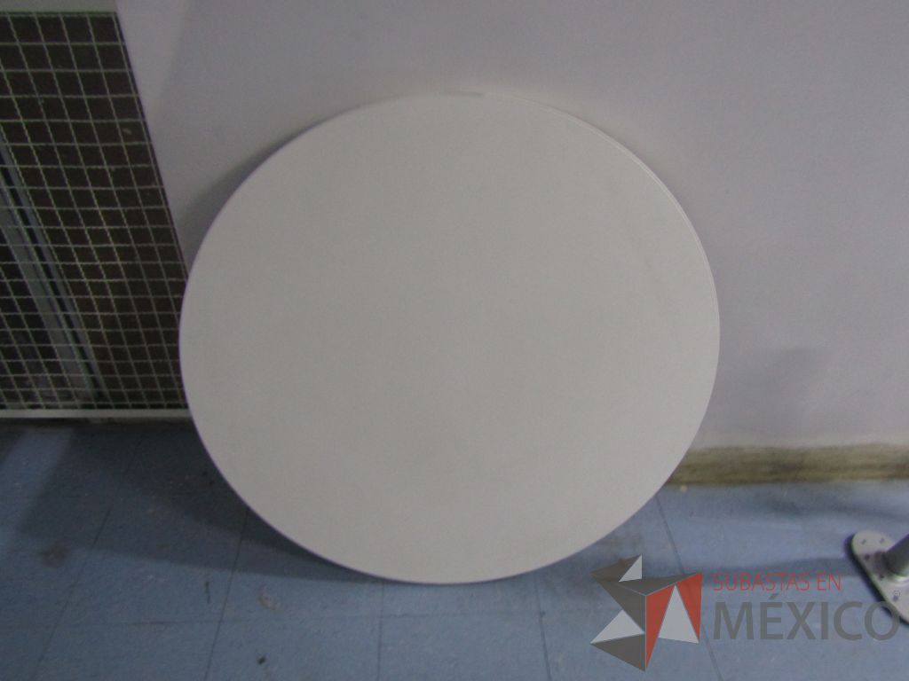 Lote 022 - 2 Mesas redondas con 4 patas metálicas con ruedas. (Desarmadas.)