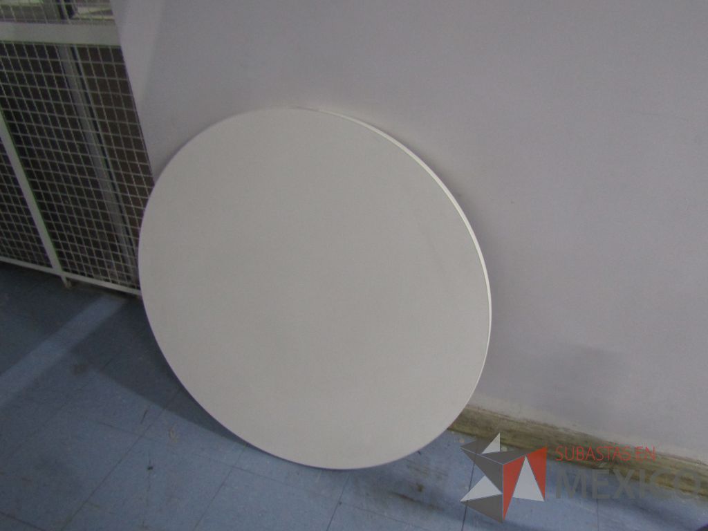 Lote 022 - 2 Mesas redondas con 4 patas metálicas con ruedas. (Desarmadas.) - Imagen 3