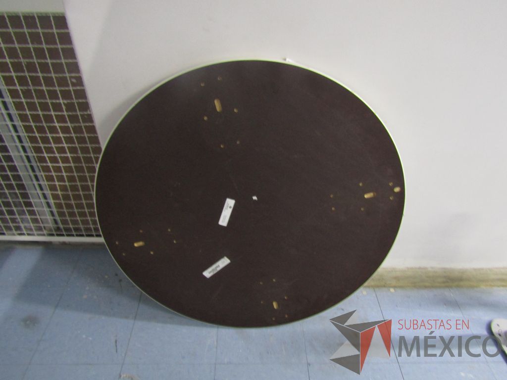 Lote 022 - 2 Mesas redondas con 4 patas metálicas con ruedas. (Desarmadas.) - Imagen 5