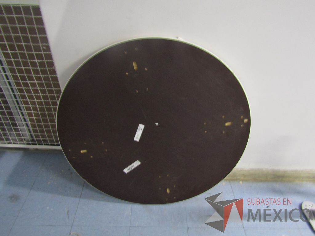 Lote 022 - 2 Mesas redondas con 4 patas metálicas con ruedas. (Desarmadas.) - Imagen 6