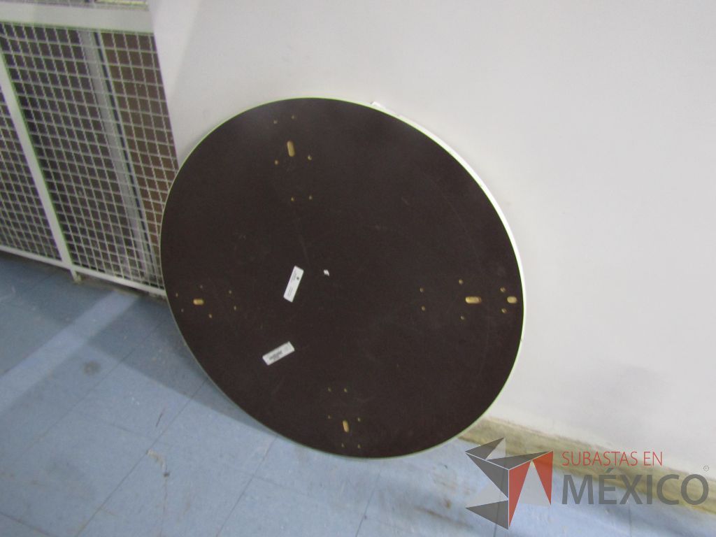 Lote 007 - Mesa redonda con 4 patas metálicas con ruedas. (Desarmadas.) - Imagen 6