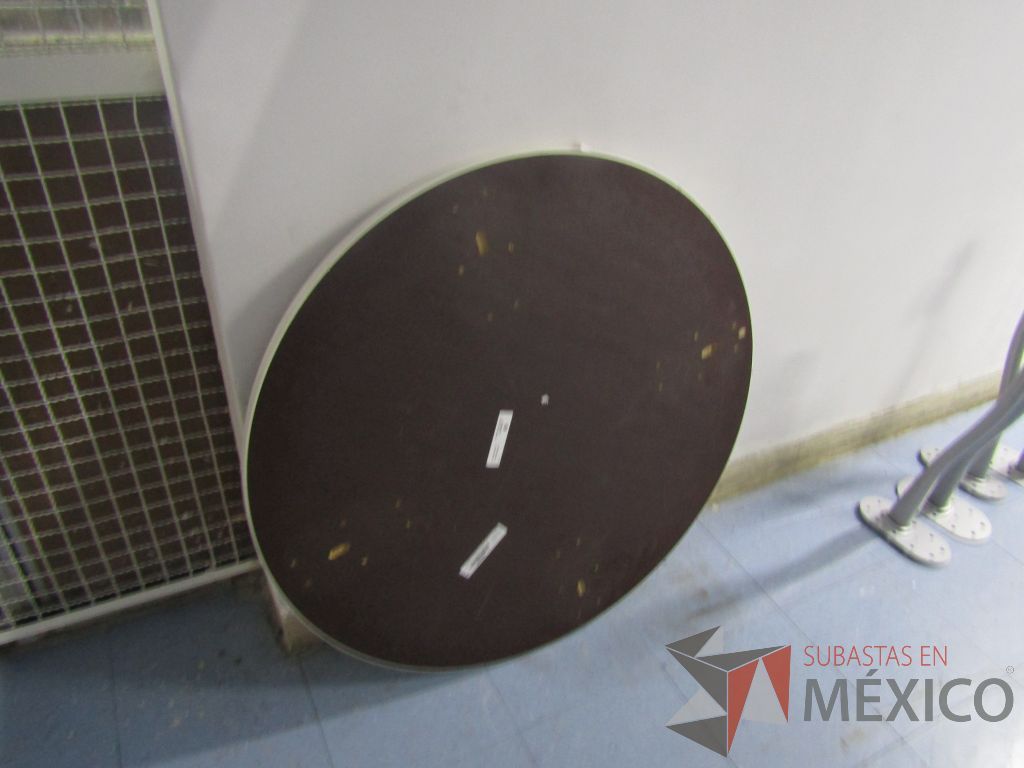 Lote 022 - 2 Mesas redondas con 4 patas metálicas con ruedas. (Desarmadas.) - Imagen 8
