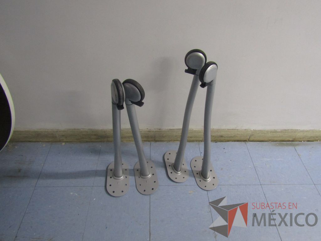 Lote 022 - 2 Mesas redondas con 4 patas metálicas con ruedas. (Desarmadas.) - Imagen 9