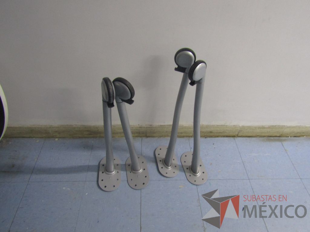 Lote 022 - 2 Mesas redondas con 4 patas metálicas con ruedas. (Desarmadas.) - Imagen 10
