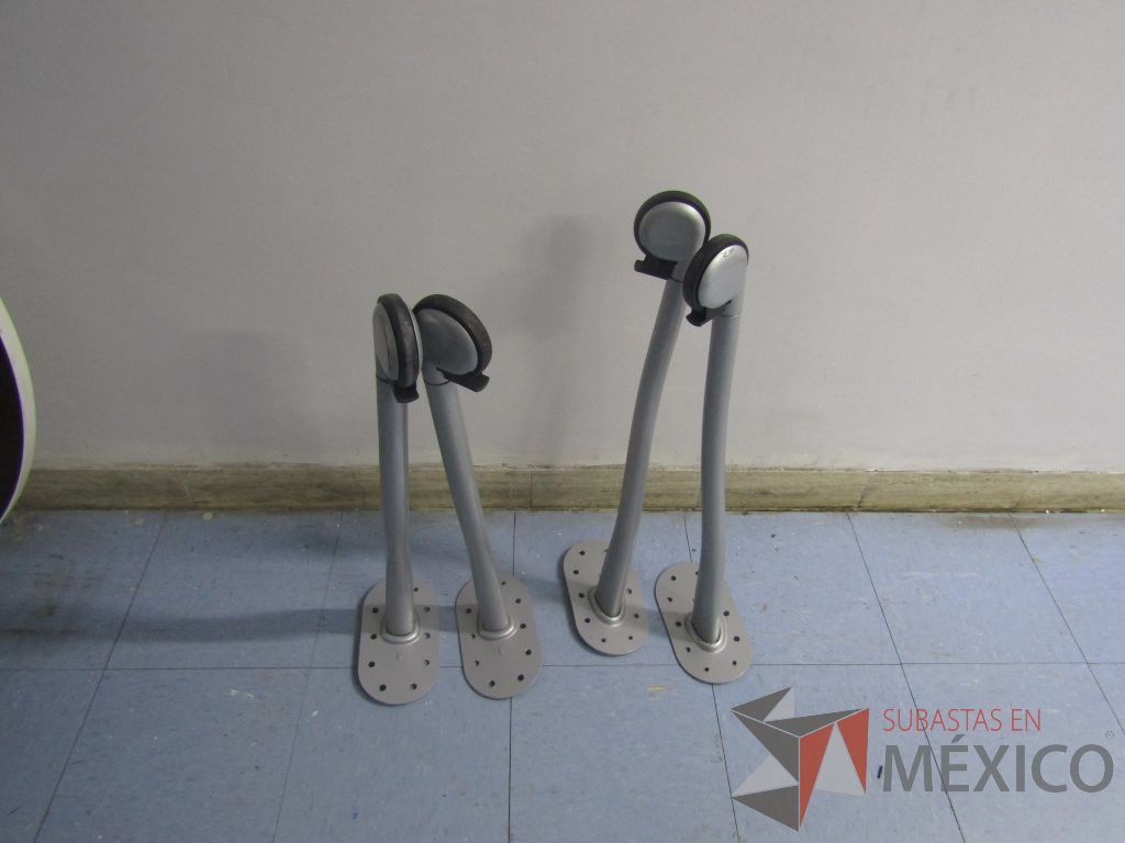 Lote 022 - 2 Mesas redondas con 4 patas metálicas con ruedas. (Desarmadas.) - Imagen 11