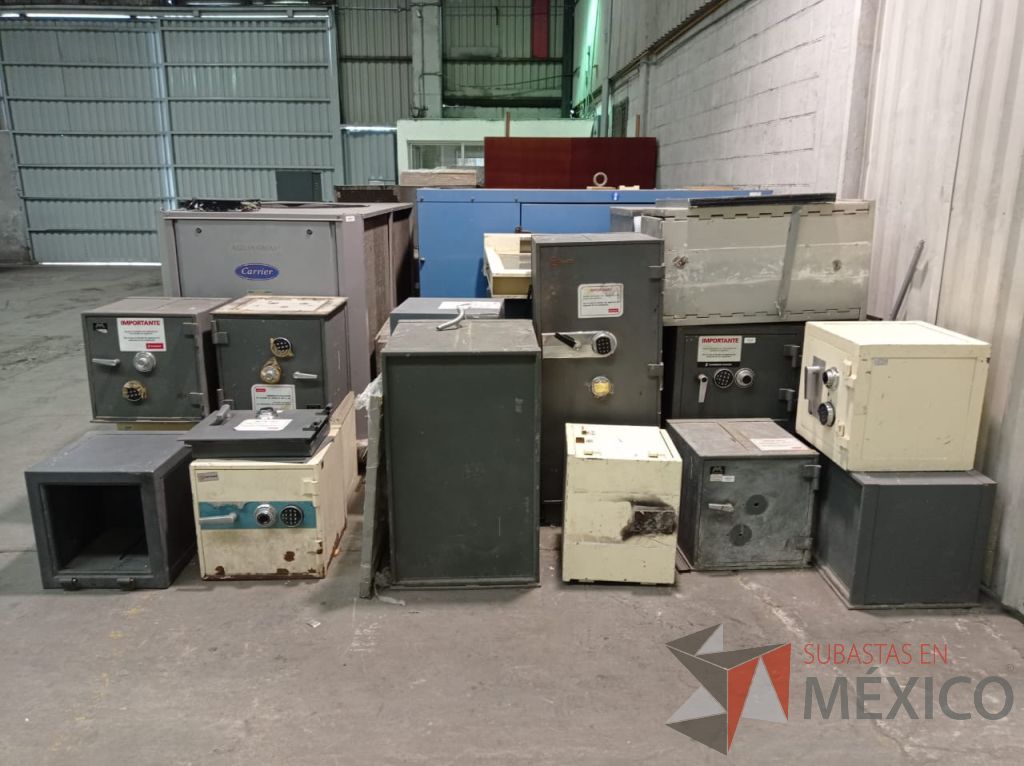 Lote 005 - 19 Cajas fuertes, 69 cajoneras temporizadas, portachequeras y postes metálicos - Imagen 5