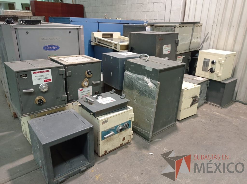 Lote 005 - 19 Cajas fuertes, 69 cajoneras temporizadas, portachequeras y postes metálicos - Imagen 6