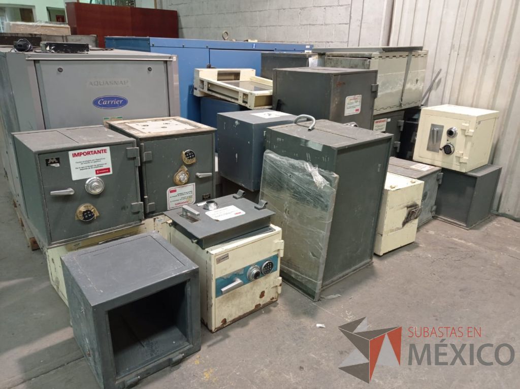 Lote 005 - 19 Cajas fuertes, 69 cajoneras temporizadas, portachequeras y postes metálicos - Imagen 7