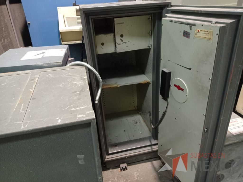 Lote 005 - 19 Cajas fuertes, 69 cajoneras temporizadas, portachequeras y postes metálicos - Imagen 8