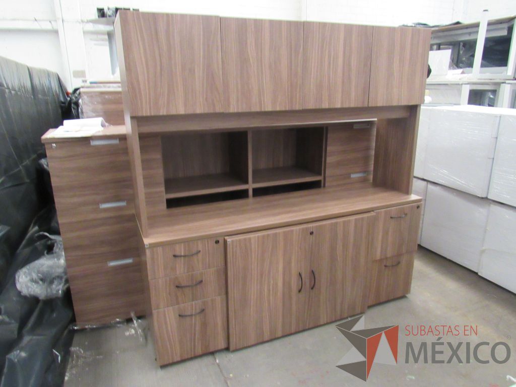 Lote 006 - Credenza de 5 cajones y 2 puertas con librero superior de 4 puertas.