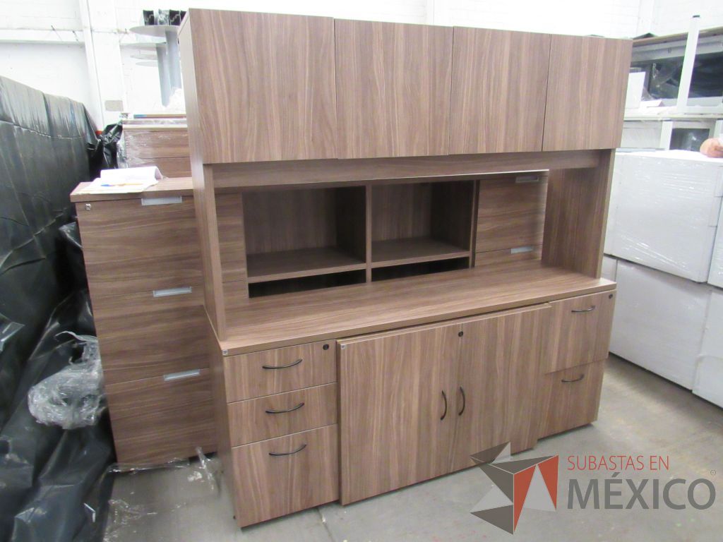Lote 006 - Credenza de 5 cajones y 2 puertas con librero superior de 4 puertas. - Imagen 2