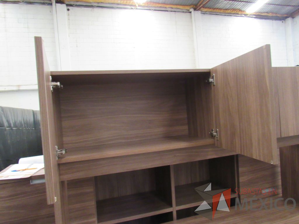 Lote 006 - Credenza de 5 cajones y 2 puertas con librero superior de 4 puertas. - Imagen 4