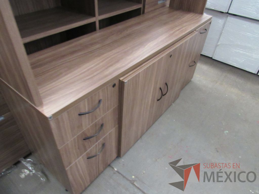Lote 006 - Credenza de 5 cajones y 2 puertas con librero superior de 4 puertas. - Imagen 5