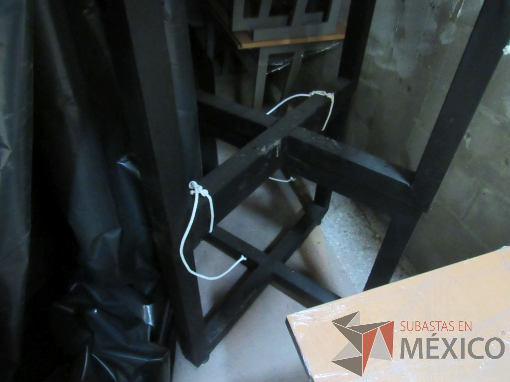 Lote 103 - Mesa de trabajo cuadrada para 4 personas con base metálica color café - Imagen 4