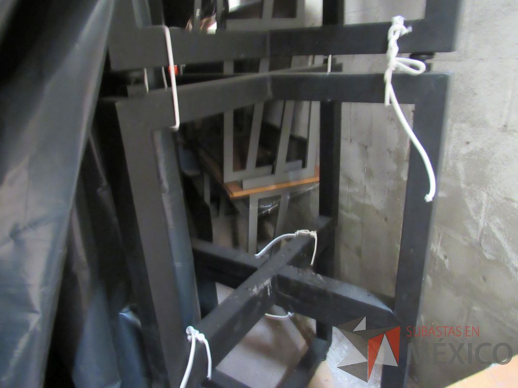 Lote 103 - Mesa de trabajo cuadrada para 4 personas con base metálica color café - Imagen 5