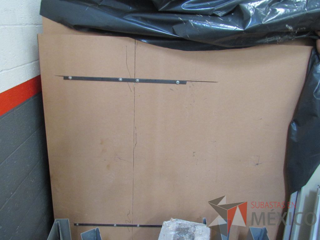 Lote 103 - Mesa de trabajo cuadrada para 4 personas con base metálica color café - Imagen 7