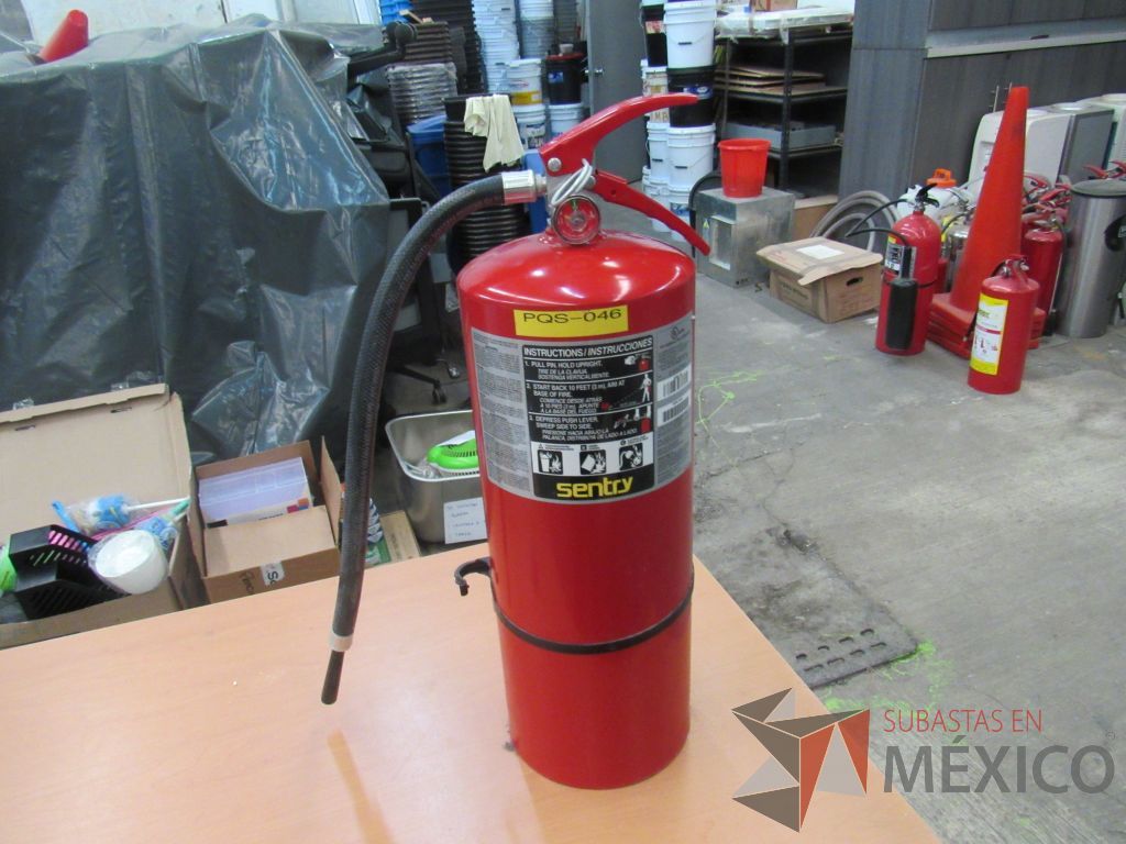Lote 087 - 5 Extinguidores de CO2 de 9 KGS y 8 Papel para Ploter - Imagen 2