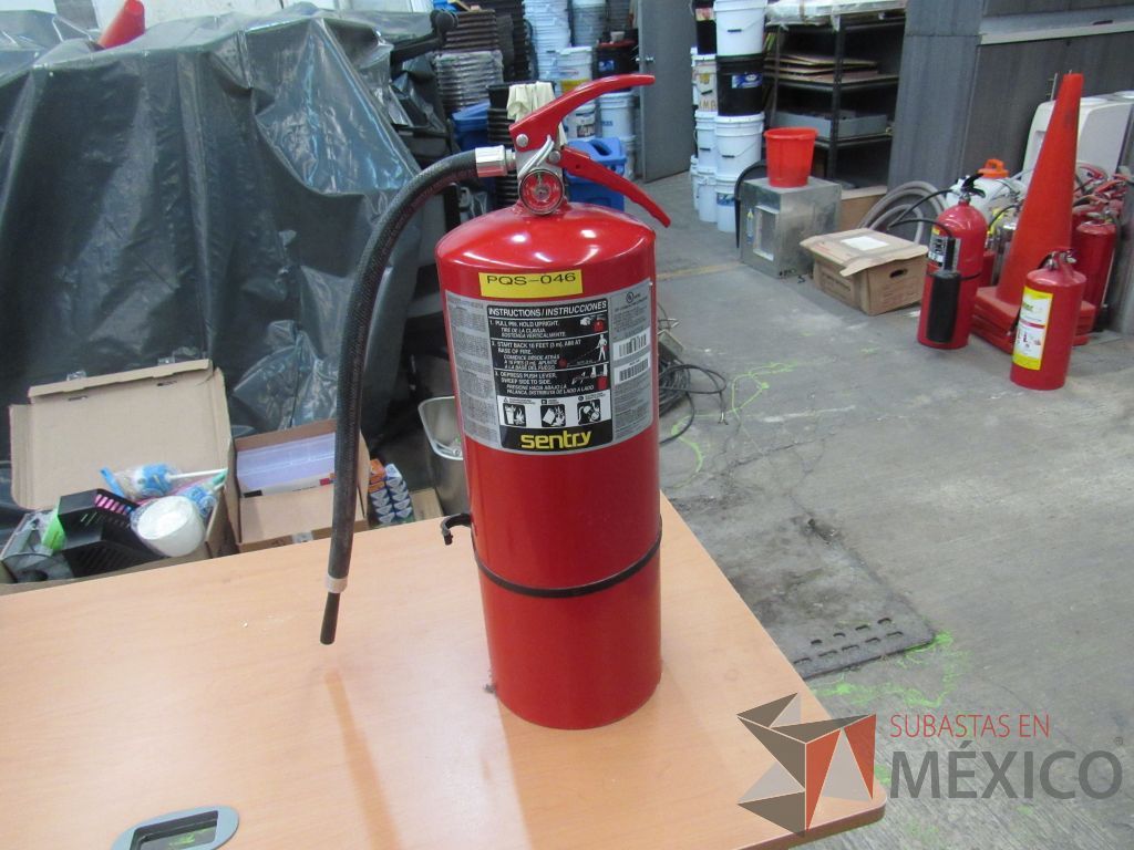 Lote 087 - 5 Extinguidores de CO2 de 9 KGS y 8 Papel para Ploter