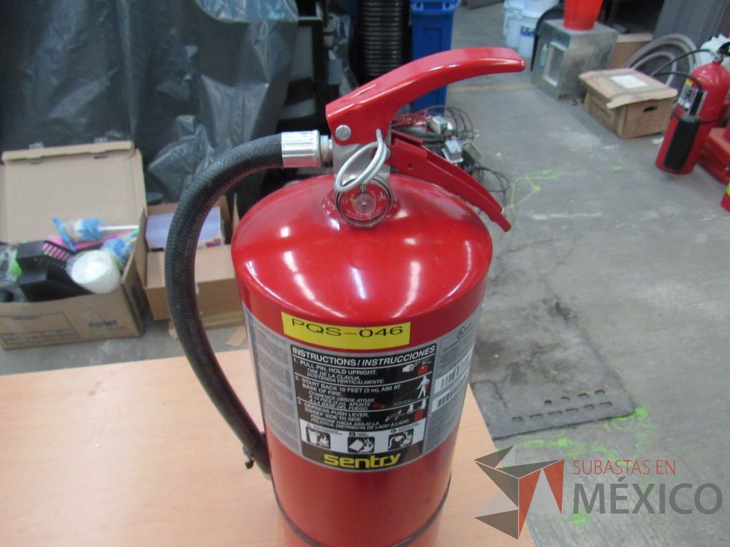 Lote 087 - 5 Extinguidores de CO2 de 9 KGS y 8 Papel para Ploter - Imagen 5