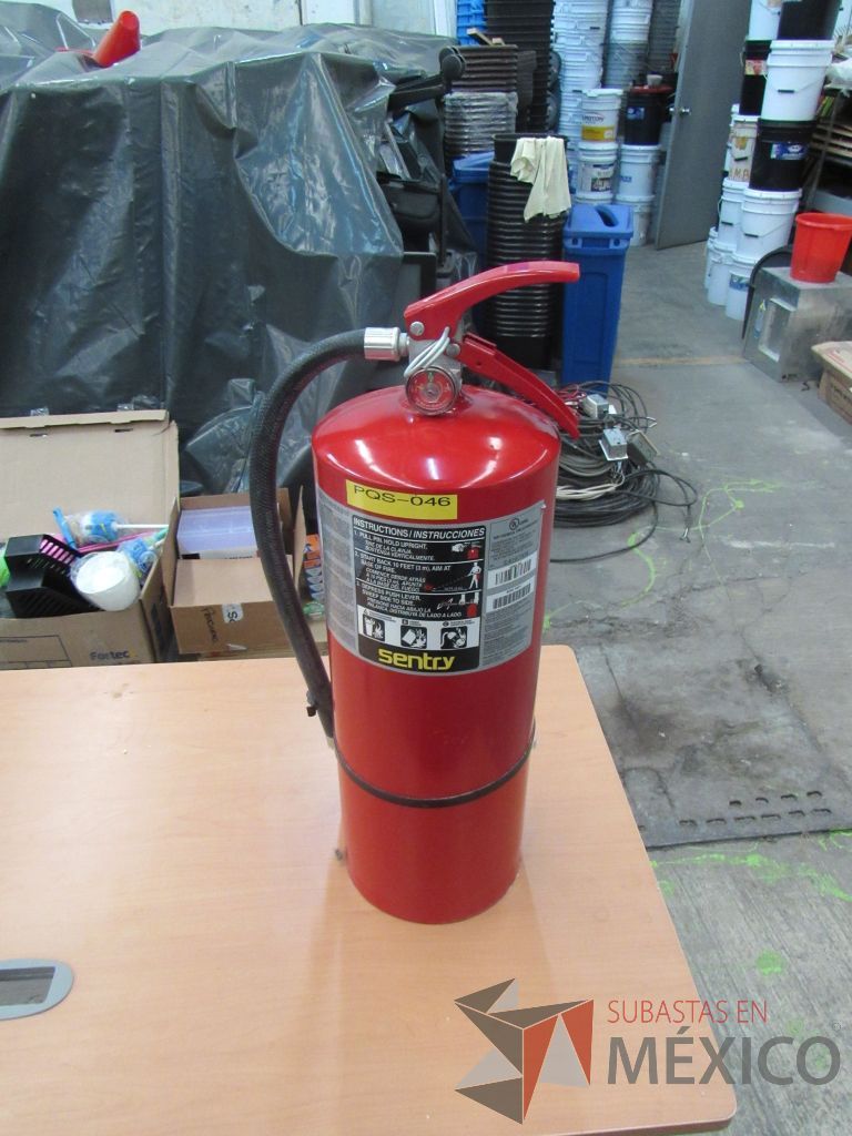Lote 087 - 5 Extinguidores de CO2 de 9 KGS y 8 Papel para Ploter - Imagen 7
