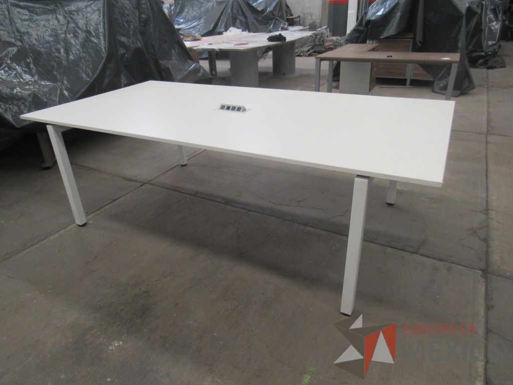 Lote 009 - Mesa de sala de juntas para 6 personas con base metálica - Imagen 2