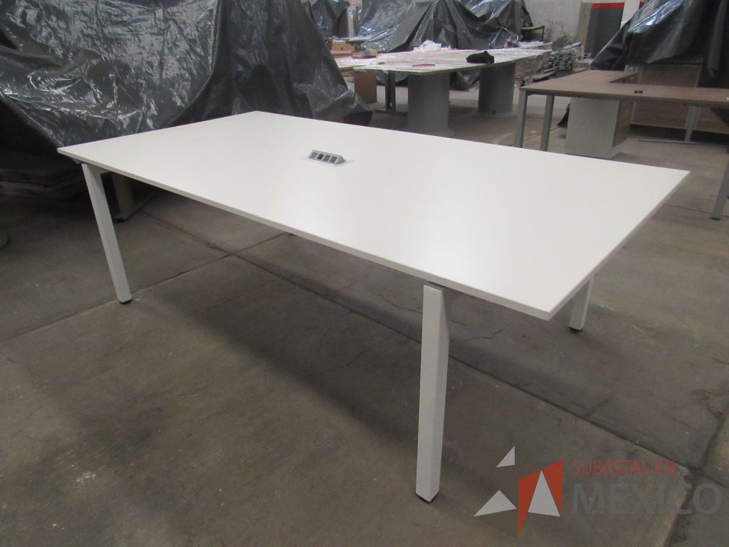 Lote 009 - Mesa de sala de juntas para 6 personas con base metálica - Imagen 3