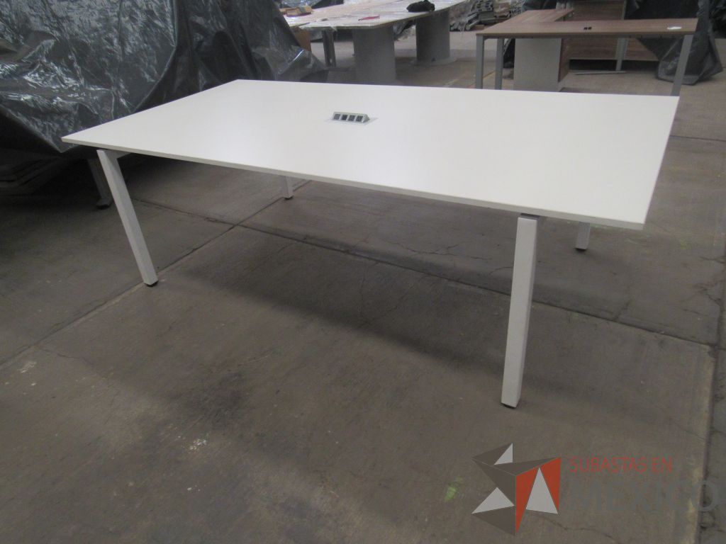 Lote 009 - Mesa de sala de juntas para 6 personas con base metálica - Imagen 6