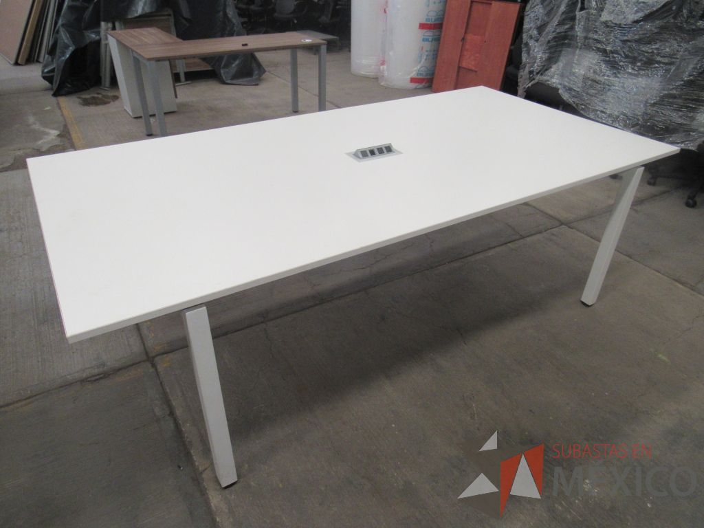 Lote 009 - Mesa de sala de juntas para 6 personas con base metálica - Imagen 8