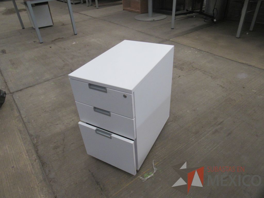 Lote 101 - Escritorio con base metálica, archivero de pedestal de 3 cajones color blanco - Imagen 11