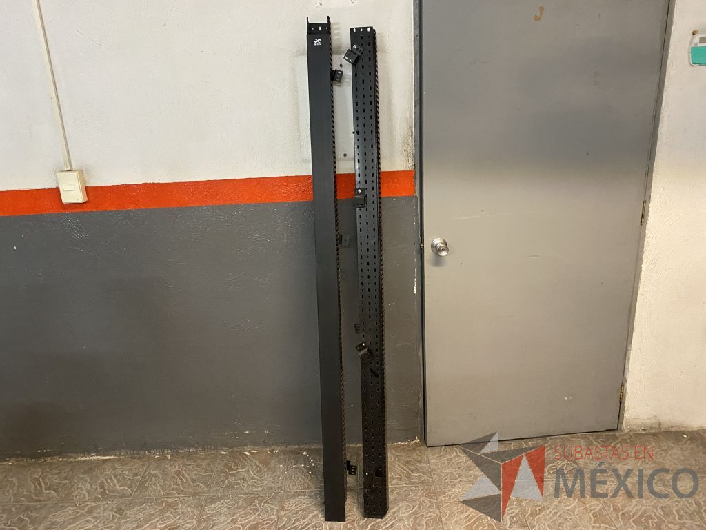 Lote 212 - 15 Panel de parcheo con 48 puertos para cable UTP categoría 6, 4 Rack estándar metálico de 19" para piso de 210 mm ... - Imagen 7