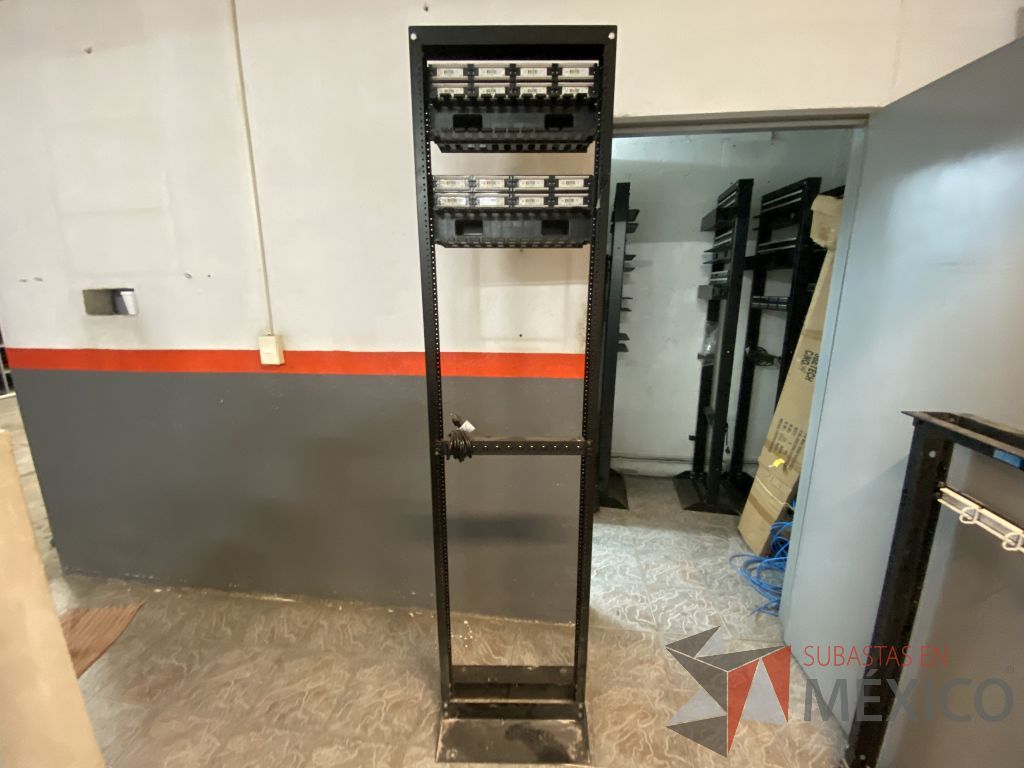 Lote 212 - 15 Panel de parcheo con 48 puertos para cable UTP categoría 6, 4 Rack estándar metálico de 19" para piso de 210 mm ... - Imagen 10