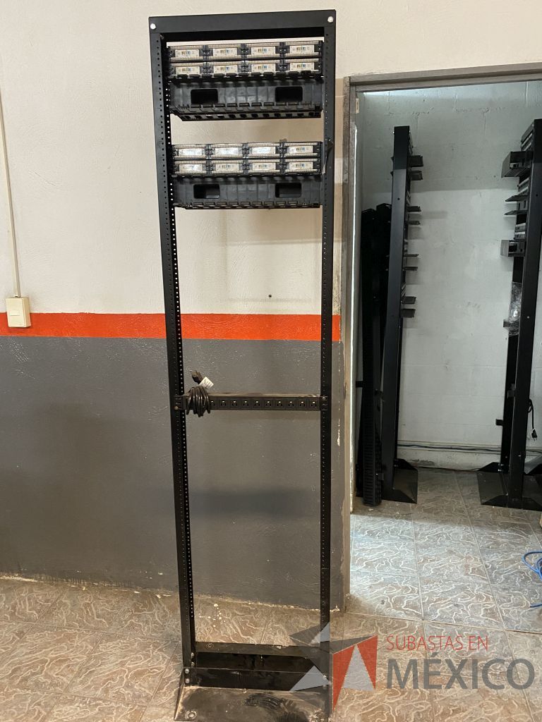 Lote 212 - 15 Panel de parcheo con 48 puertos para cable UTP categoría 6, 4 Rack estándar metálico de 19" para piso de 210 mm ... - Imagen 18