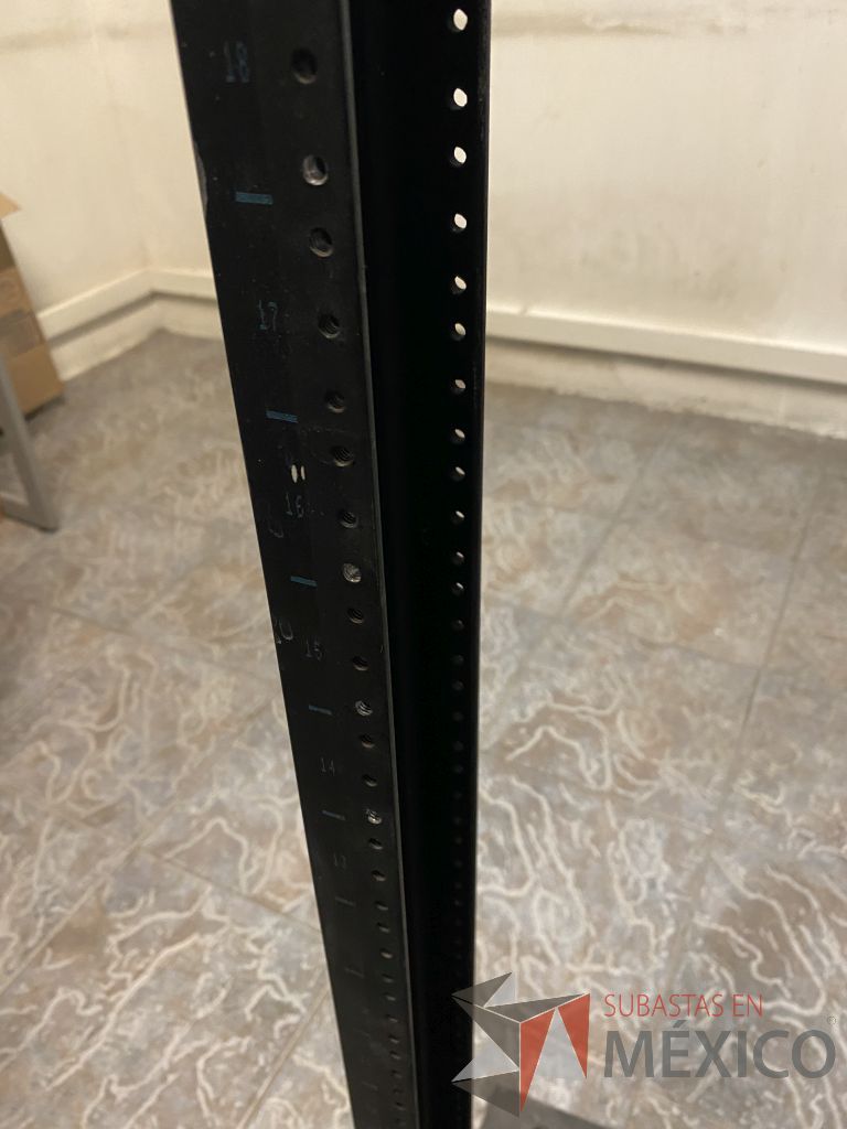 Lote 212 - 15 Panel de parcheo con 48 puertos para cable UTP categoría 6, 4 Rack estándar metálico de 19" para piso de 210 mm ... - Imagen 31