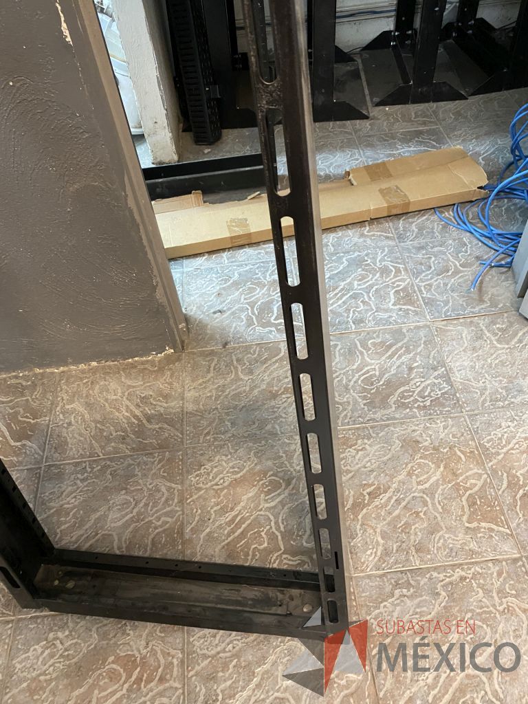 Lote 212 - 15 Panel de parcheo con 48 puertos para cable UTP categoría 6, 4 Rack estándar metálico de 19" para piso de 210 mm ... - Imagen 37