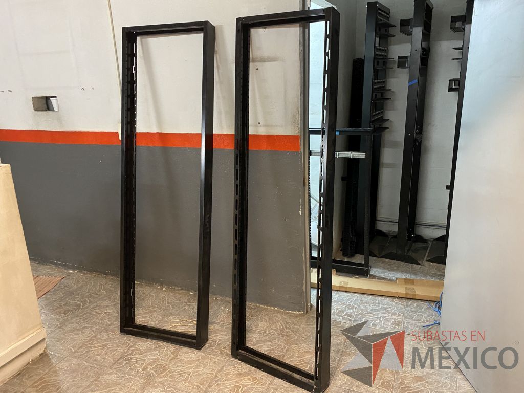 Lote 212 - 15 Panel de parcheo con 48 puertos para cable UTP categoría 6, 4 Rack estándar metálico de 19" para piso de 210 mm ... - Imagen 39