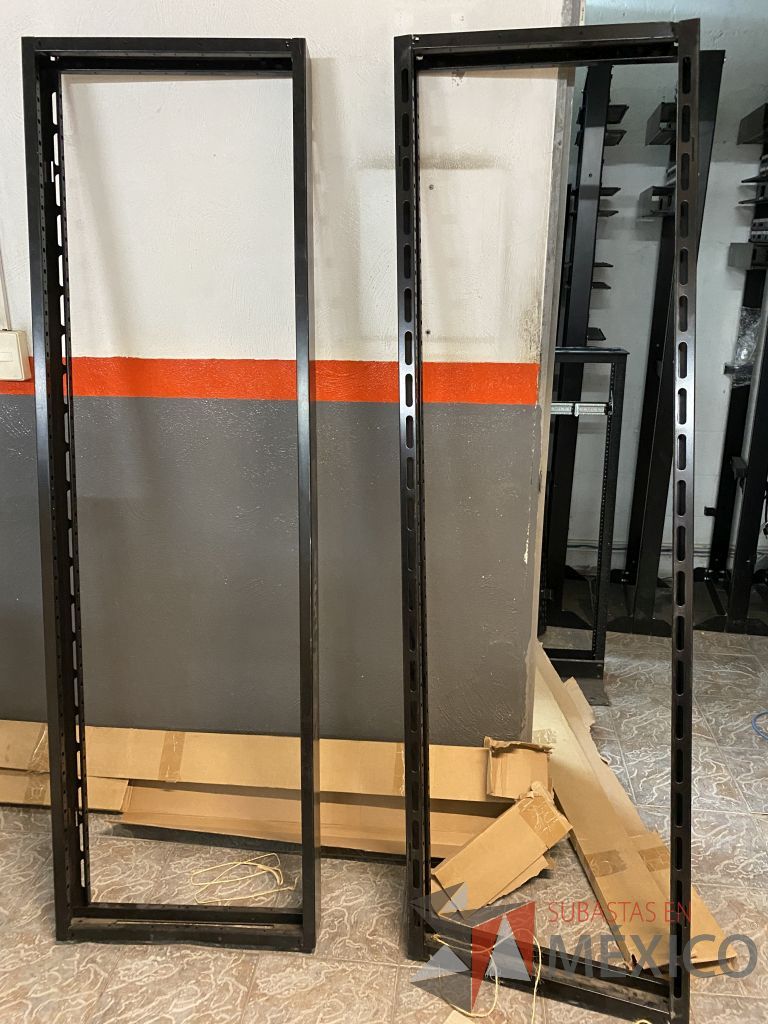 Lote 212 - 15 Panel de parcheo con 48 puertos para cable UTP categoría 6, 4 Rack estándar metálico de 19" para piso de 210 mm ... - Imagen 42