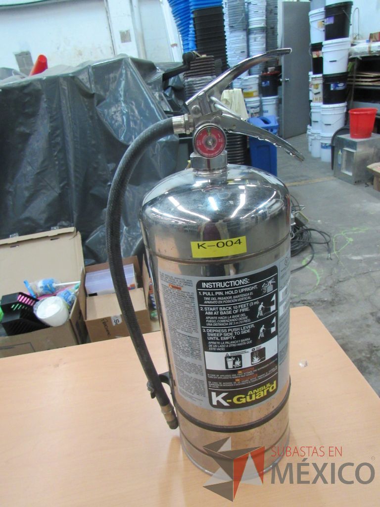 Lote 086 - 4 Extinguidores de gas PQS 6 Kg, 48 Botas de hule, Extinguidor PQS 1 Kg - Imagen 6