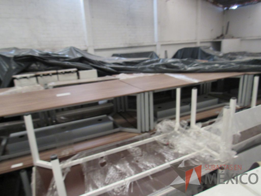 Lote 016 - Mesa de sala de juntas para 6 personas con base metálica y accesorio para conexiones - Imagen 9