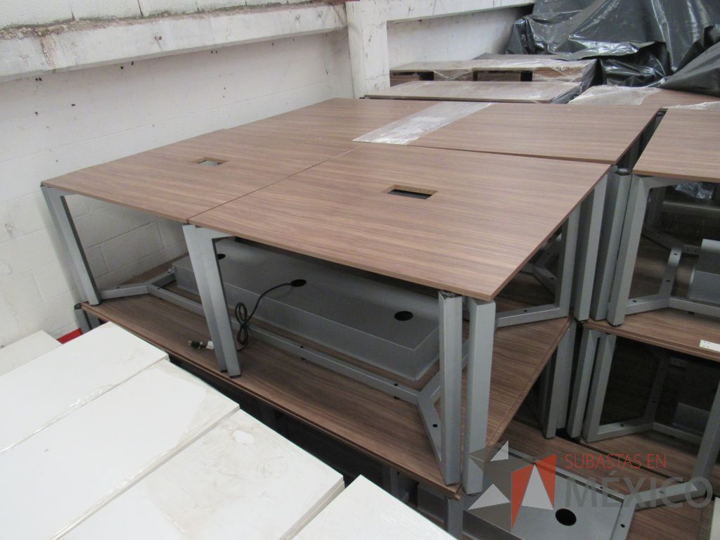 Lote 017 - Mesa de trabajo cuadrada para 4 personas con base metálica color café - Imagen 5