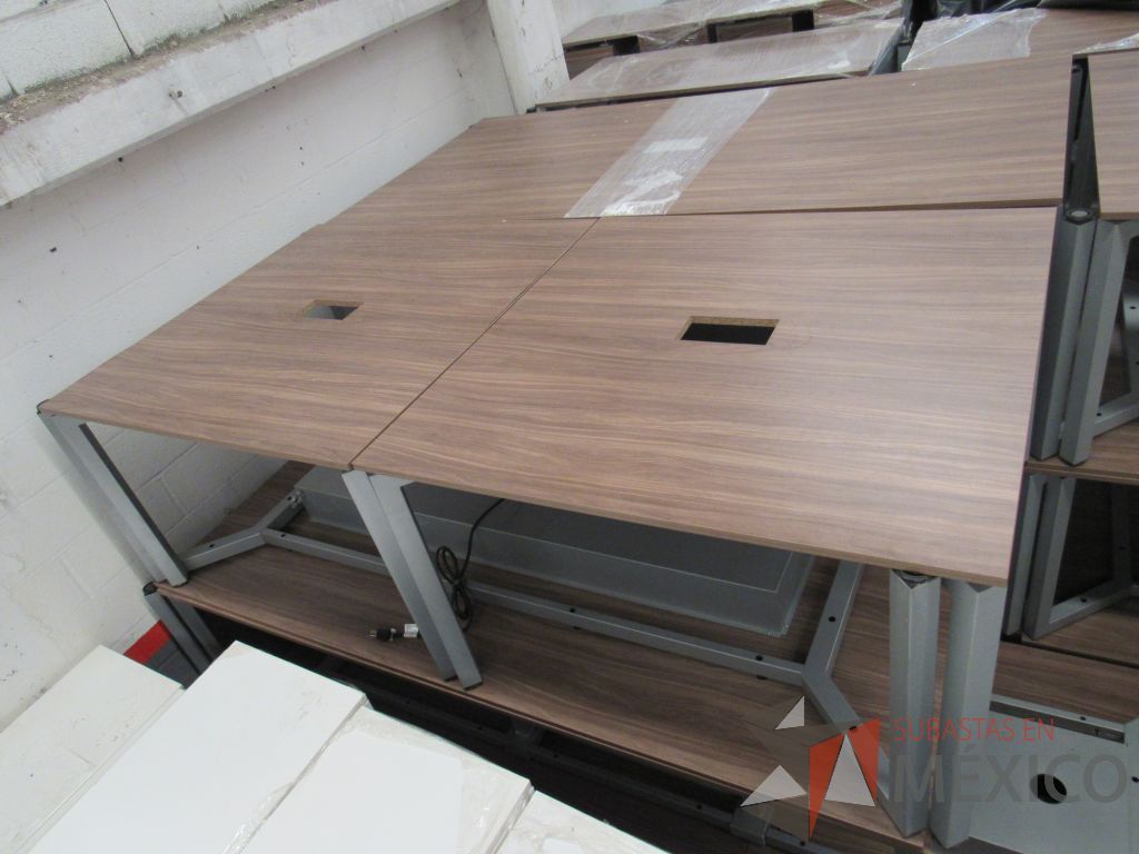 Lote 017 - Mesa de trabajo cuadrada para 4 personas con base metálica color café - Imagen 6