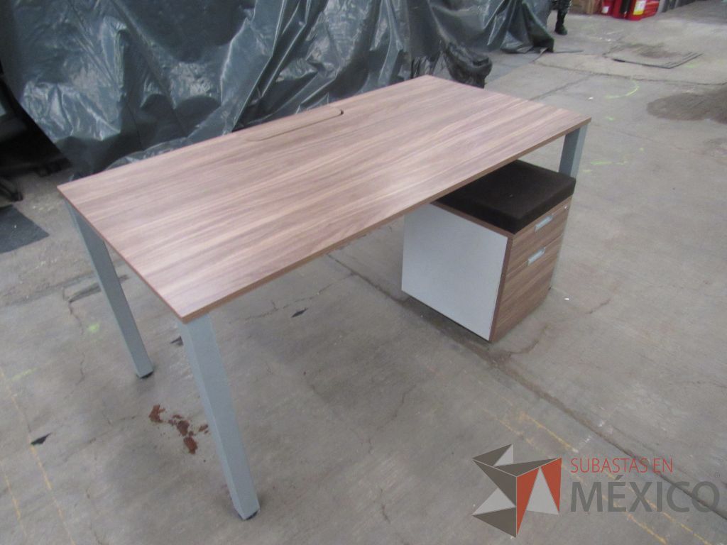 Lote 021 - Mesa de trabajo rectangular con base metálica, cubierta color café y archivero vertical de 2 cajones - Imagen 3